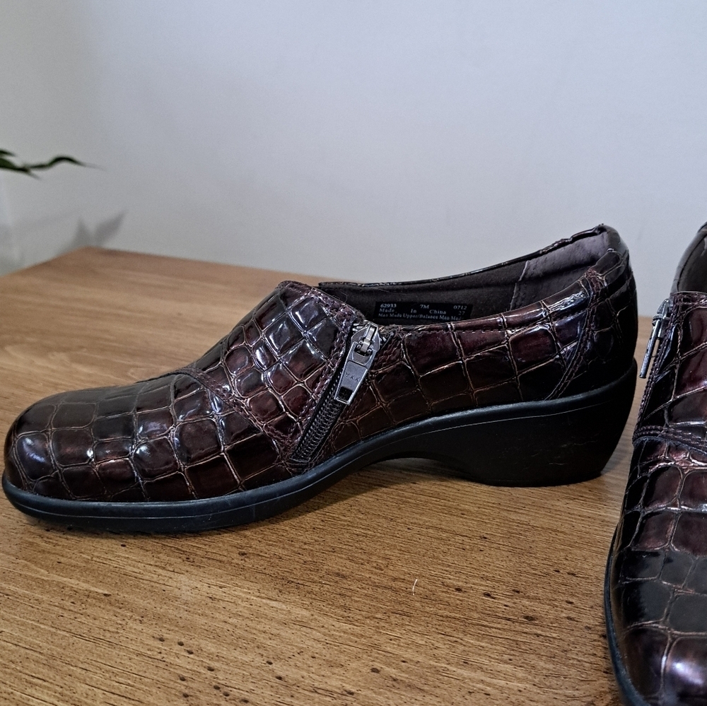 Clarks Bendables Brown Patent Shoes Crocodile Print Womens Size 7 Classic Zipper - Picture 5 of 16